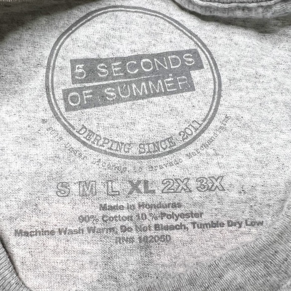 NWOT 5SOS Heartbreak She’s Kinda Hot SS Graphic T-Shirt in Grey Unisex XL - Picture 5 of 5